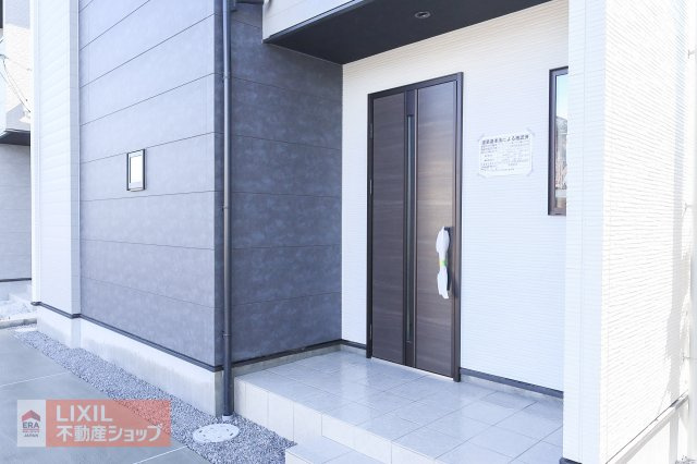 【エントランス】現地完成写真。ゆったりとした玄関。奥行きのあるポーチで雨の日も安心です。