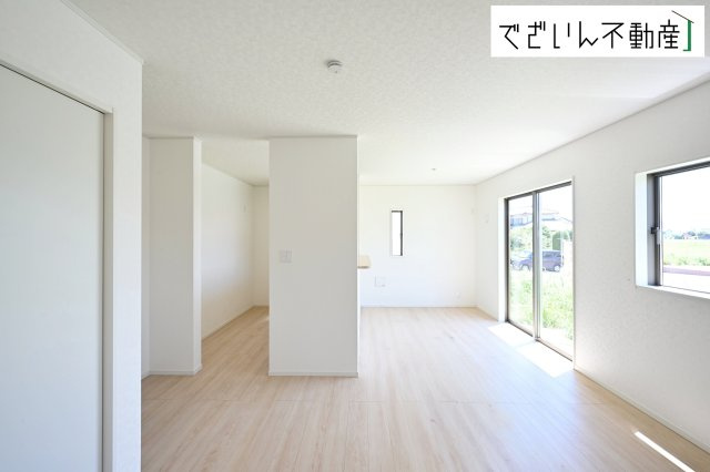 ≪1号棟≫室内構成に拘り採光とセンスを散りばめた空間。それは『柔らかさ』に似た素敵な居場所。そこに暮らす人のことを考えつくり出したものは『癒し』という心地よい居場です。　現地(2026年7月撮影)