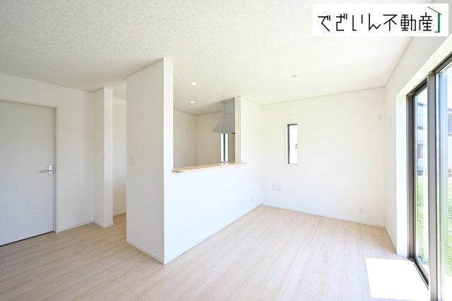 空気感という居心地の良いＢＧＭは、暮らしのステージを彩り、心のやすらぎと満足感を与えてくれます。通風と採光を考慮した設計は地域の鼓動を感じ、お寛ぎ頂くことが可能です。　現地(2026年7月撮影)