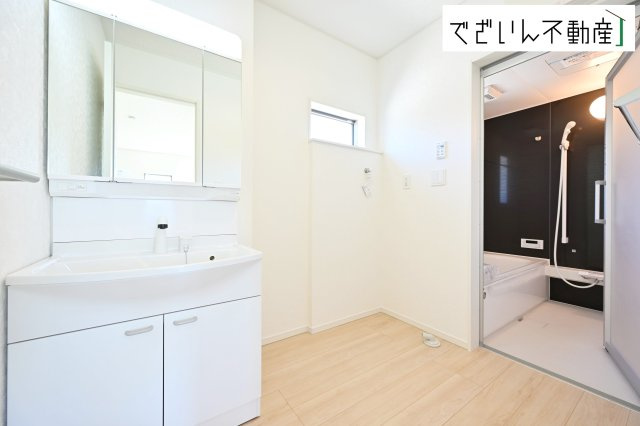 ≪1号棟≫朝の支度も家族並んでスムーズに。洗面台の広さと収納力が、忙しい毎日を支えてくれます。　現地(2026年7月撮影)