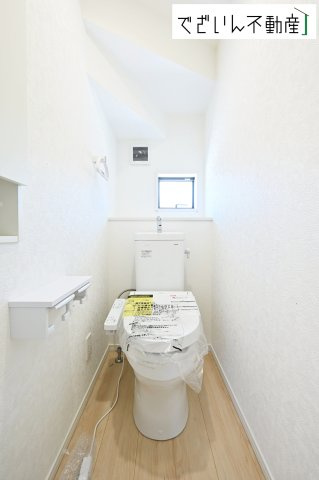 ≪1号棟≫1・2階にトイレがございます♪朝の忙しい時間帯も待たずにすみそうですね♪毎日使う場所だから、より快適な空間に仕上げられています。　現地(2026年7月撮影)