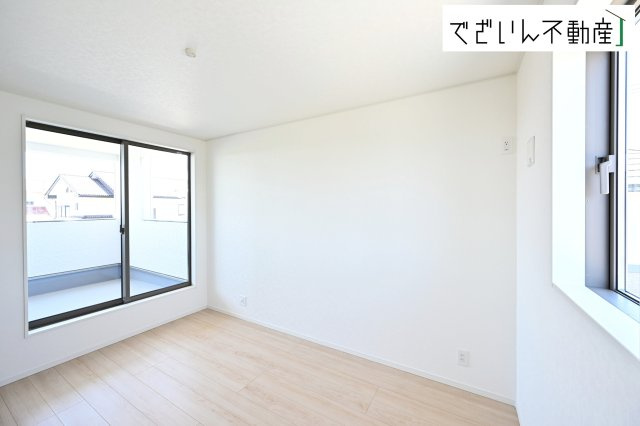 ≪1号棟≫夫婦の寝室としても使える落ち着いた居室。育児の合間にほっと一息つける、静かな時間を守ってくれます。　現地(2026年7月撮影)