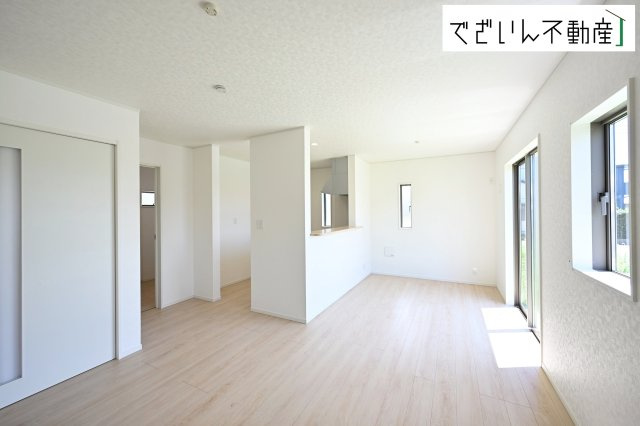 ≪1号棟≫細部まで丁寧に仕上げられた内装が、日々の生活を豊かに彩ります。家族の思い出が増えていく場所に。　現地(2026年7月撮影)