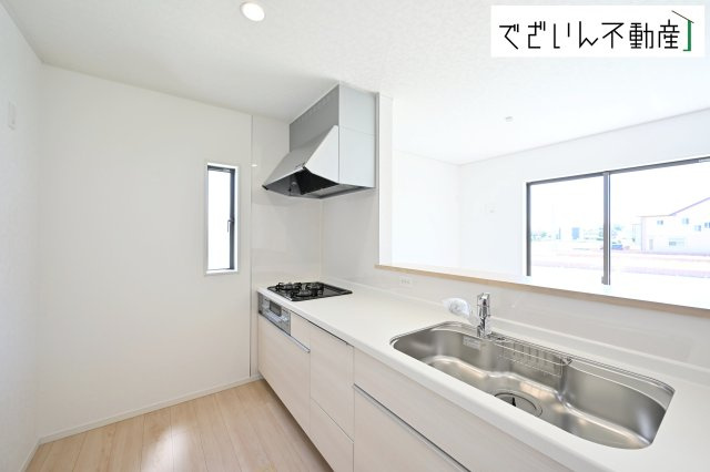 ≪1号棟≫共働きでも無理なく使える効率的なレイアウト。夕食の準備も、家族の会話を楽しみながら進められる、心地よいキッチンです。　現地(2026年7月撮影)