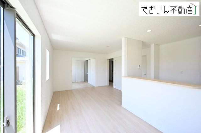 ≪1号棟≫和室と隣接したリビングは、遊び場にもお昼寝スペースにも。育児と家族時間が無理なく両立できる、優しい間取りです。　現地(2026年7月撮影)