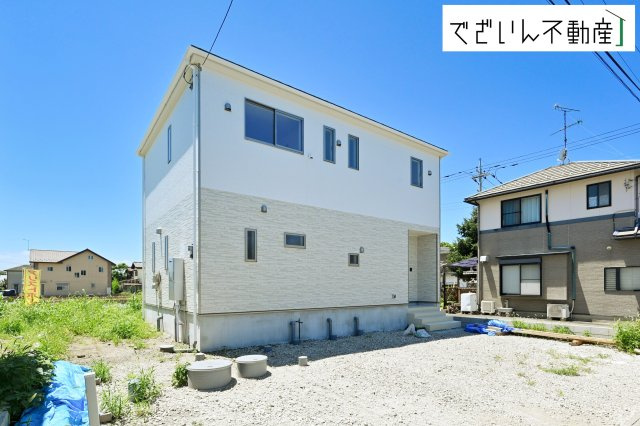 ≪1号棟≫街並みに馴染む、シンプルで洗練された佇まい。暮らしにちょっとした遊び心を添えてくれるお家です。　現地(2026年7月撮影)