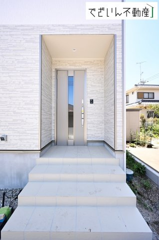 ≪1号棟≫穏やかな佇まいが、家族の新しい日常を優しく包み込む。静かな街並みに、安心して子育てできる環境が整っています。　現地(2026年7月撮影)