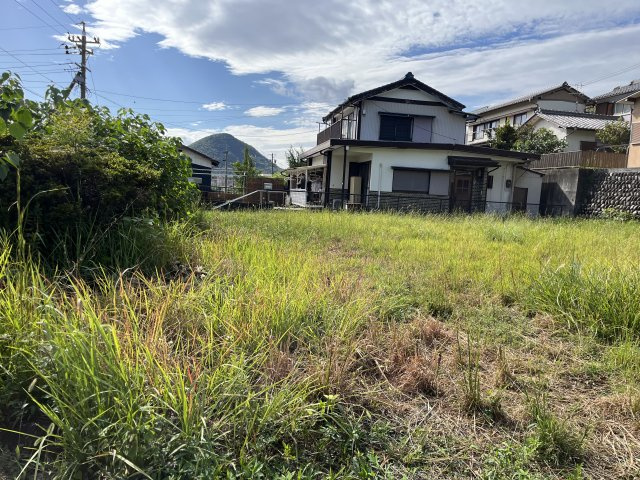 敷地と西側隣地　東から