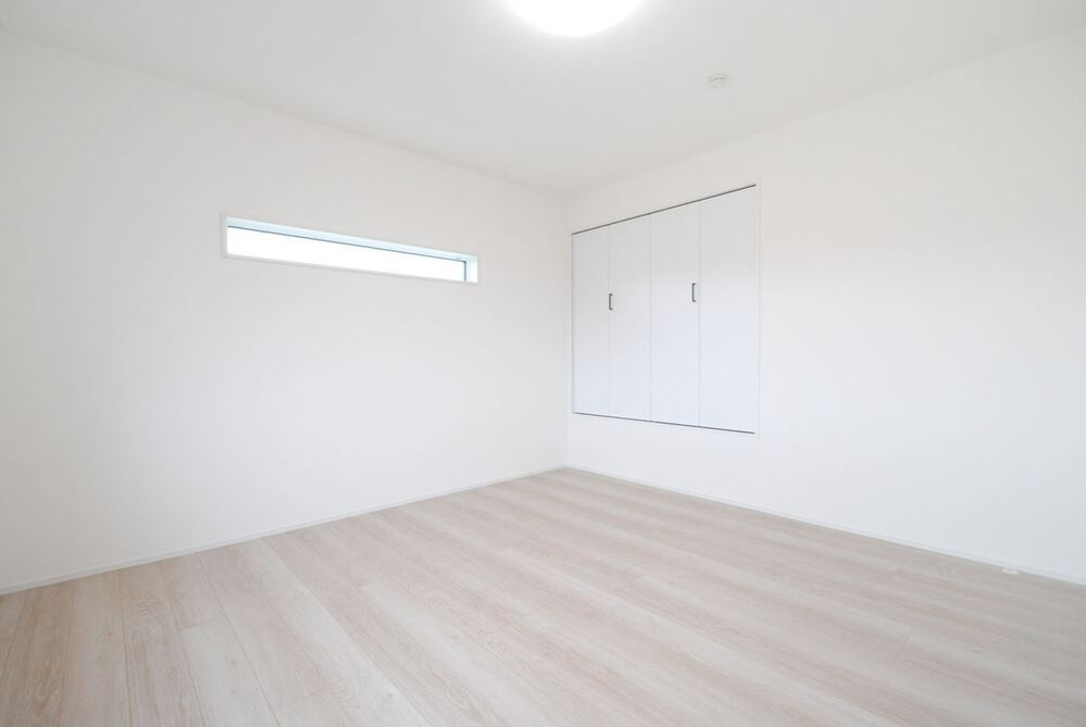 2階南西の洋室。8帖もある明るく広い部屋！