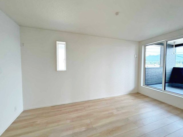 2階8.0帖の洋室。WIC完備。バルコニーのある明るいお部屋です。