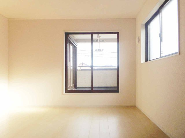 2階4.5帖の洋室。クローゼット完備。バルコニーのある明るいお部屋です。
