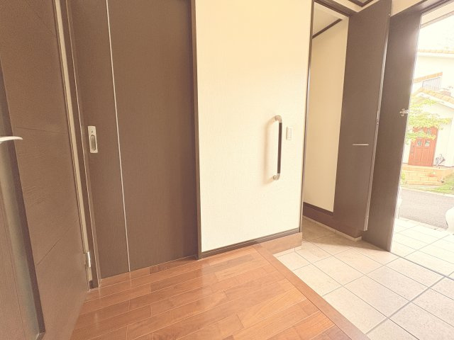 ゆとりある玄関ホールは来客時にもゆったりと対応できる広さを確保。上がり框も広く、出入りがしやすい設計です。手すりも設置されており、小さなお子様からご高齢の方まで安心してご利用いただけます。