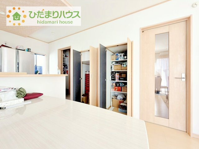 ちょこっとした収納があることで、消耗品のストックをするのにも便利です☆