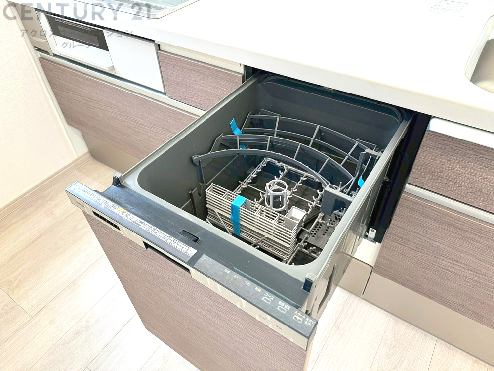 手洗いに比べて時間や労力を節約できることです。また、高温のお湯で洗浄されるため、雑菌や細菌を殺菌する効果もあります。さらに、乾燥機能があるため、手で拭く手間も省け衛生的に保管できます。