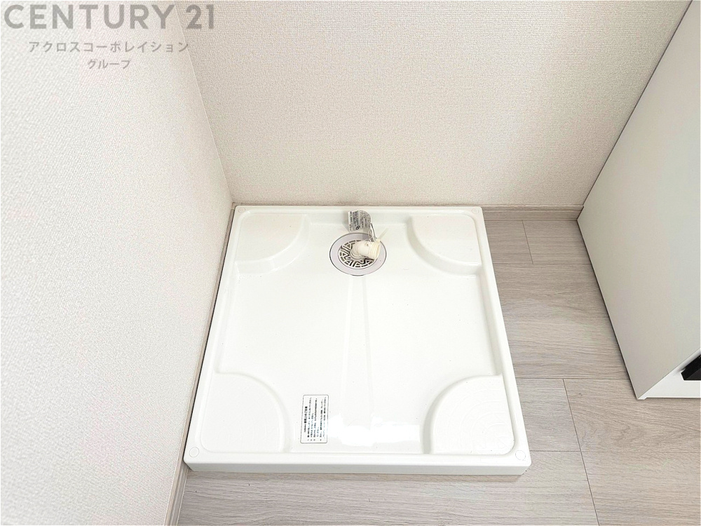 洗濯物の仕分け作業がしやすく、整理整頓が容易になります。洗濯音や湿気を他の部屋に持ち込まず、生活環境を快適に保ちます。上部を活用すれば収納スペースを確保でき洗剤や洗濯用品の整理もしやすくなります。