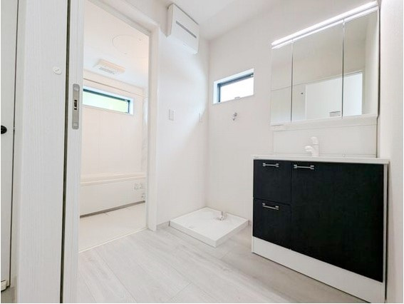 衣服の収納や脱ぎ着や整理整頓がしやすく、湿った衣類を乾燥させるスペースがありカビや臭いの発生を防ぎます。床の汚れを他の部屋に持ち込まず清潔を保つことができます。また快適な入浴環境の整備にも役立ちます。