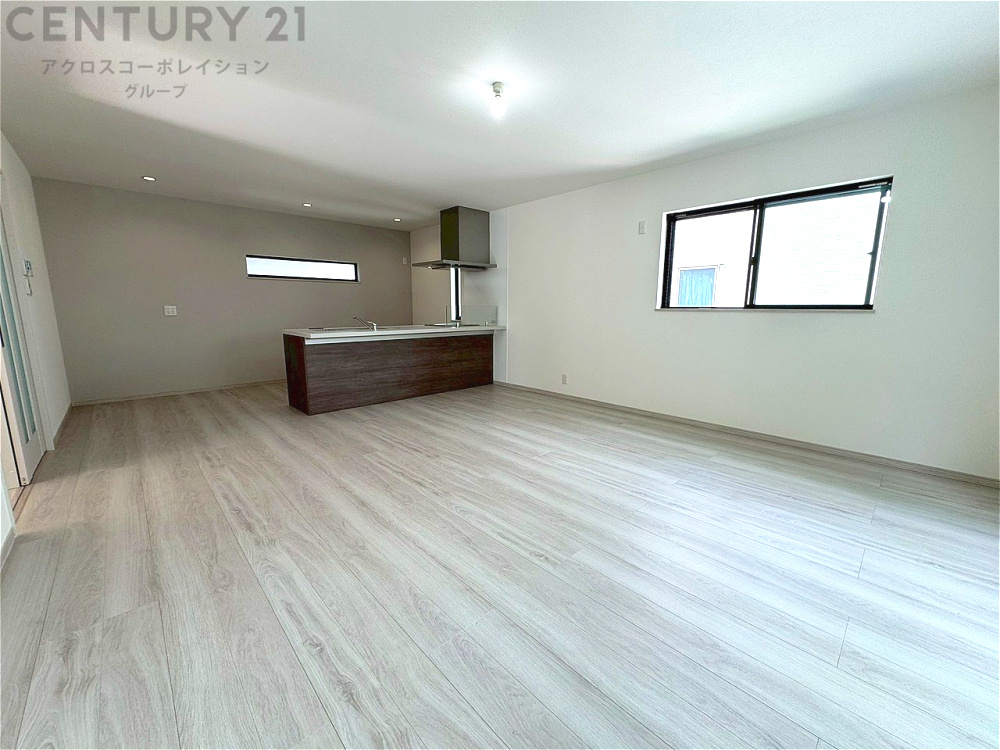 リビングダイニングは家族や友人とのコミュニケーションを楽しむ場所でくつろぎながら食事や会話を楽しめ、多目的に利用できリラックスできる空間です。家庭内の中心として機能し、快適な生活をサポートします。