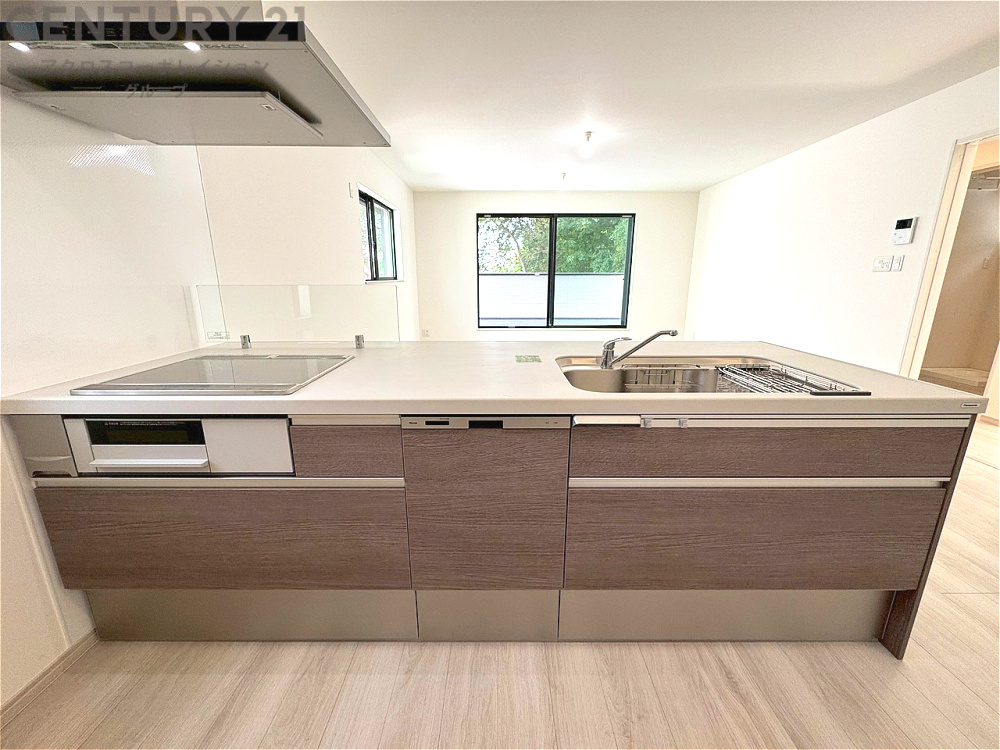 シンプルなデザインと使いやすさを兼ね備えた対面式システムキッチンは、効率的な作業スペースを提供し、家族やゲストとのコミュニケーションを促進します。