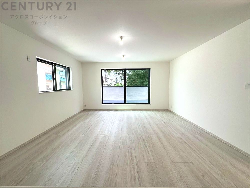 キッチン前のダイニングスペース　カウンターキッチンから料理の受け渡し等に便利です。ダイニングセットを置いても十分な広さを確保。