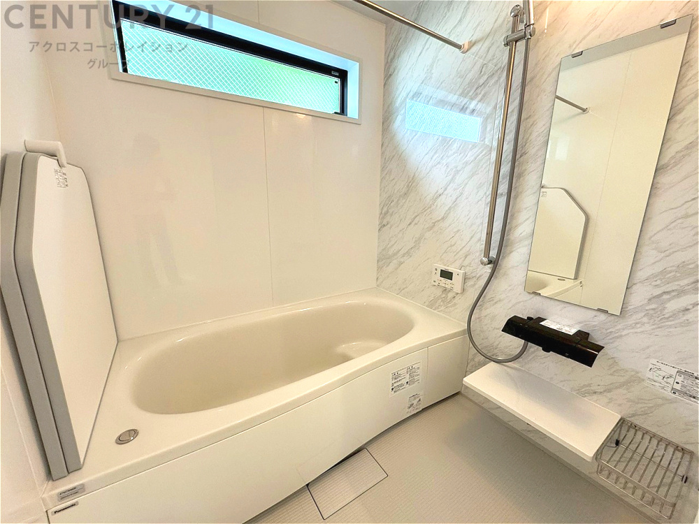 ユニットバスは省スペースでありながら、シンプルな設計と使いやすさを備え、簡便なメンテナンスが可能です。またミラー・小物置き場もあり便利です。