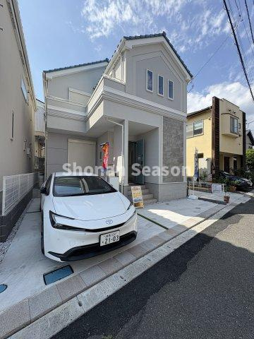 東向き道路幅4ｍに接道！お車はゆとりの2台駐車が可能です♪