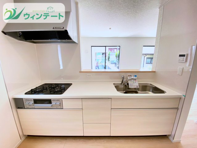 リビングとつながる対面キッチンは、家族の会話が弾む人気のスタイル。明るく清潔感のあるデザインです。