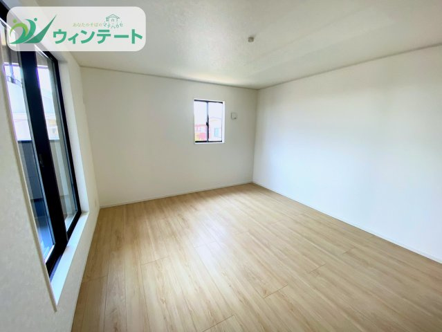 バルコニーに面した洋室は、開放感と明るさが魅力。読書やリモートワークにもぴったりの心地よい空間です。