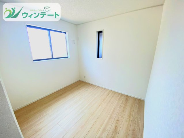 明るく風通しの良い2階洋室。寝室や子ども部屋としてはもちろん、在宅ワークスペースにも活用できる万能な空間です。