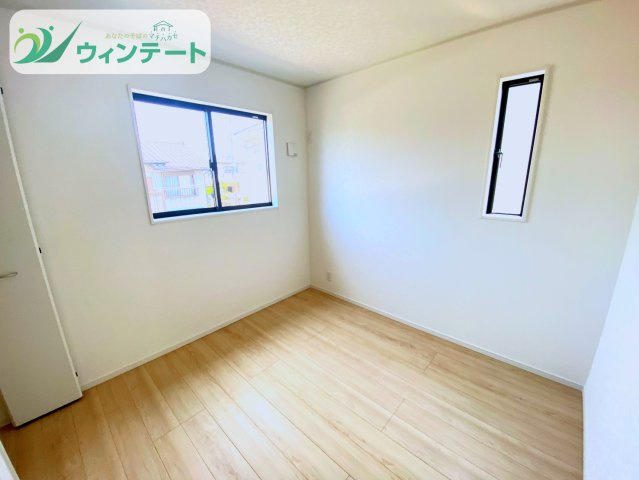 未就学のお子様の成長に合わせて使える広々洋室。落ち着いた空間で集中力が高まるかも！