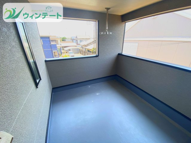 開放感あふれる広々バルコニー。洗濯物や布団をたっぷり干せるスペースで、家事が快適に行えます。