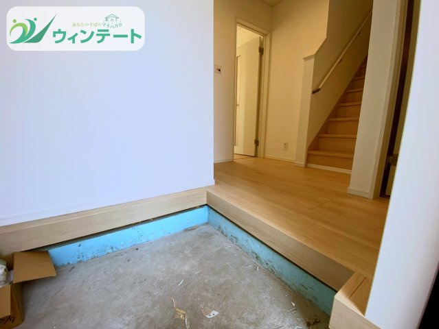 家族の「ただいま」と「おかえり」が響く明るい玄関。木の質感がやさしく迎えてくれます。