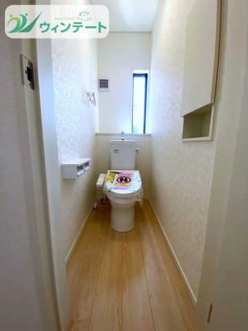 使い勝手の良い温水洗浄便座付きトイレ。明るく清潔感のある空間で快適にご使用いただけます。