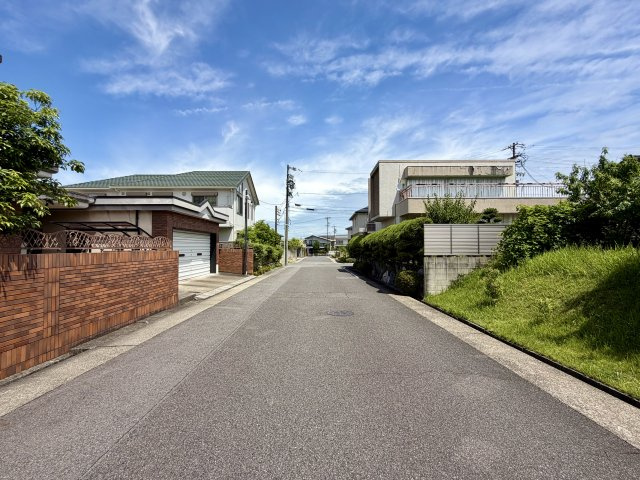 平和が丘の中でも区画割りの大きな邸宅エリアにあります。