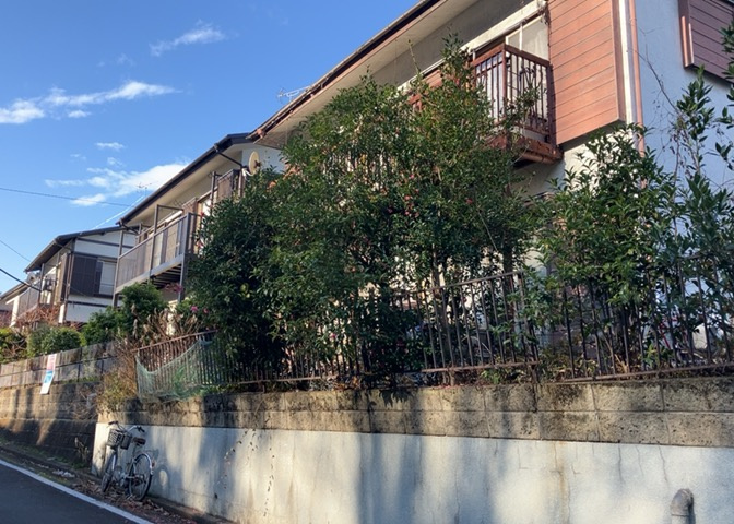 土地の面積＝住宅面積ではありません。建ぺい率の問題などで、土地のある場所によって住宅を建てられる面積は限られています。高さもしかり、「土地」という言葉の中には、建築条件も含まれると考えておきましょう。