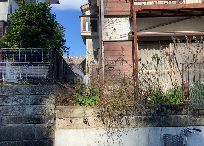 家を建てる場合、方位は要チェックです。現実的に日当たりのよい家ならばリビングは南側、建築基準法でも北側に当たる家への配慮は求められています。土地を見学に行く際は、方位磁針を持って行くようにしましょう。