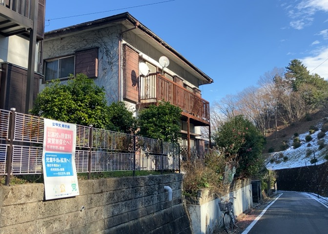 土地の前の道路に消火栓が設置されていることがあります。この場合、道路交通法第45条第1項により、駐車禁止の場所が指定されています。そのため、車庫などの駐車スペースをつくることができない場合があります。