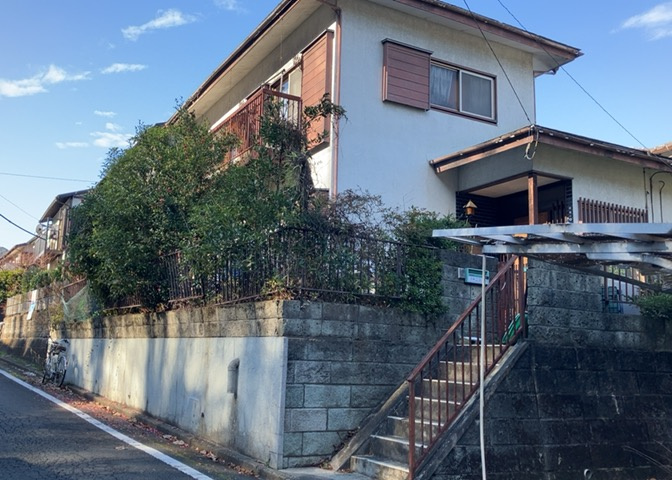 土地購入を検討されている場合、境界杭がない状態で購入してしまうと境界確定測量をする必要があり、費用がかかります。購入の前に、売主、隣土地所有者立ち合いのもと境界を確定し境界杭を設置するのがベストです。