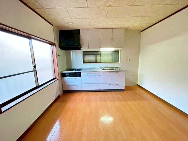 大きい窓付きで明るいダイニングキッチンです。　キッチン正面にも窓があるので換気も安心です。