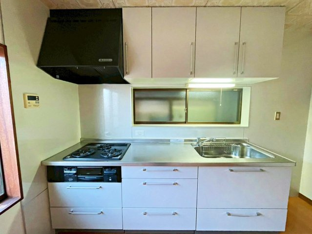 3口コンロ付きシステムキッチンです。　上下に収納付きで調理器具もすっきり片付きます！