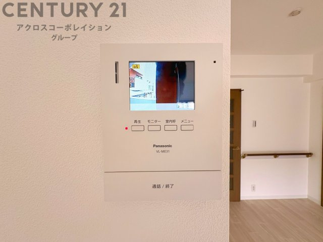訪問者が来たときにテレビ画面で確認できるため、安心してドアを開けられます。録画機能があるものもあり、留守中に来訪者を記録しておくことができます。利便性が高く、セキュリティ面でも安心です。　