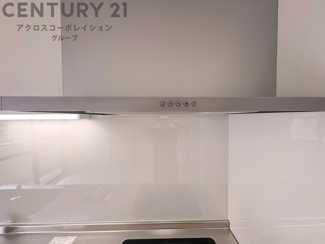 パワフルな吸引力で調理中の臭気等をしっかり処理してくれ、室内を快適に保ってくれます。　