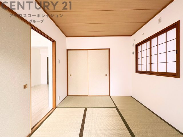 来客時の寝室や家事スペースなど、多目的に使える和室。畳ならではの柔らかさと調湿性で、季節を問わず快適に過ごせる便利な一部屋です。　