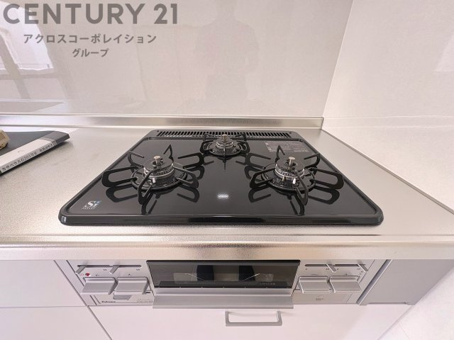 多数の調理器具を同時に使用でき、料理の効率化が可能。省エネで節約になり、様々な料理スタイルに適応できます。また、火力調整が独立しており、手入れや掃除もしやすく、今よりもっとお料理が楽しくなるかも。　