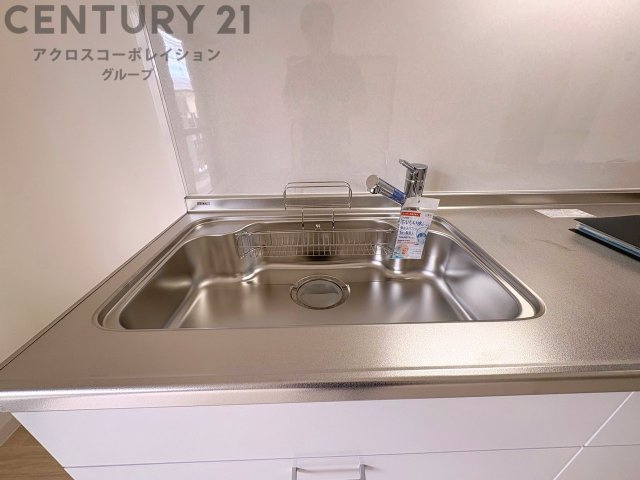 大きなシンクでお鍋などの大きな調理器具を洗う際にも便利です。　
