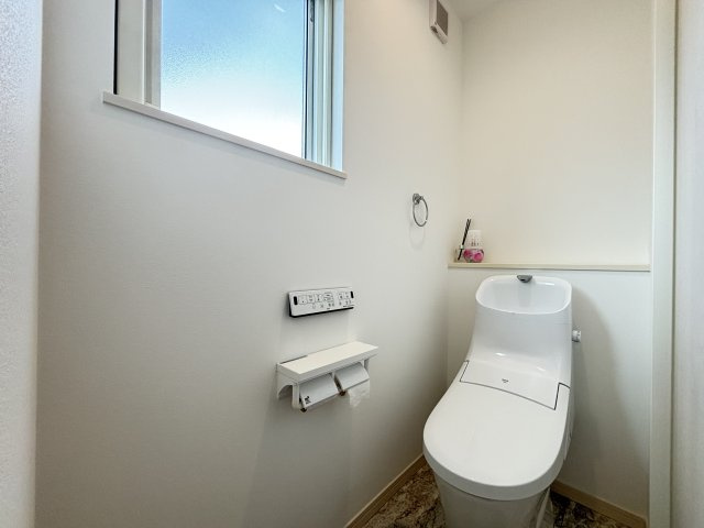 2階にもトイレを設けており、朝の忙しい時間帯や就寝時にも便利です。背面には小物やトイレットペーパーなどを置けるカウンタースペースもあり、日用品の整理やインテリアを楽しむスペースとしても活用できます。