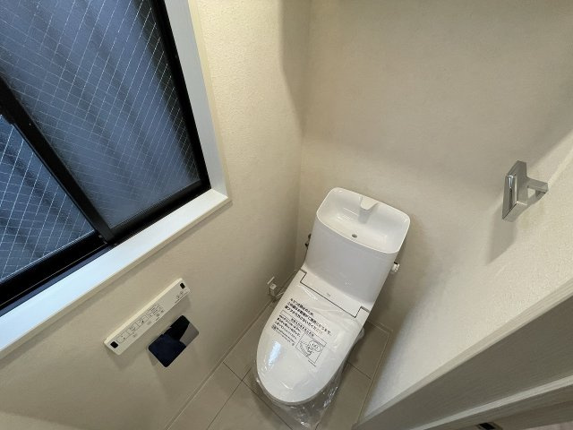 白でまとめた清潔感のあるトイレ　