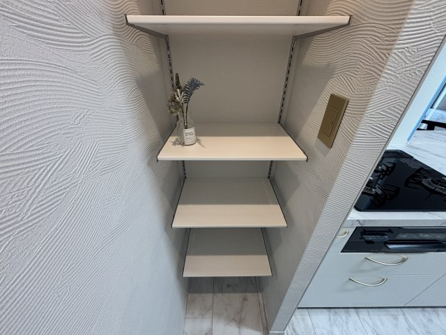 ☆Kitchen☆キッチン横収納付で使い勝手良好なキッチン♪