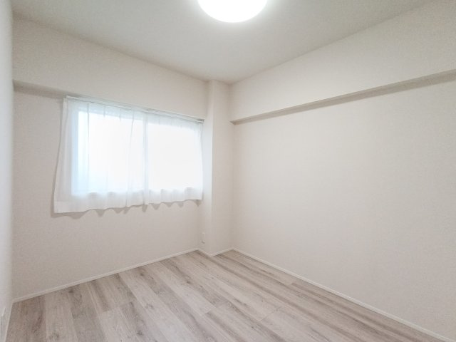 【洋室1　約4.2帖】　落ち着いた雰囲気の洋室。寝室や子ども部屋など、幅広くお使いいただけます。
