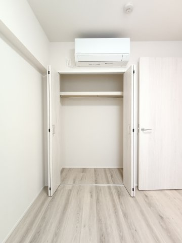 【洋室1　収納】　クローゼット完備で、衣類や荷物もすっきり収納。