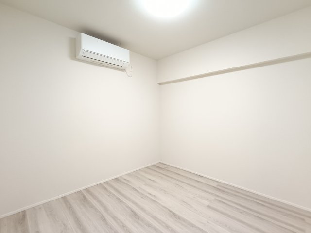 【サービスルーム　約4.5帖】　シンプルな造りで家具の配置がしやすい一部屋。自分好みの空間が作れます。